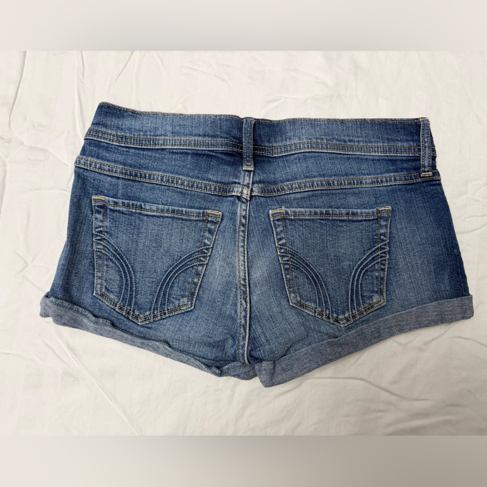 Hollister Low Rise Short-Shorts - Picture 2 of 3